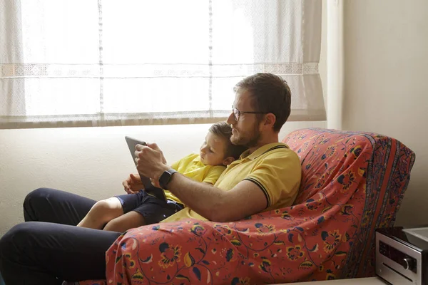 Father Son Playing Together Sofa — Stock Photo, Image