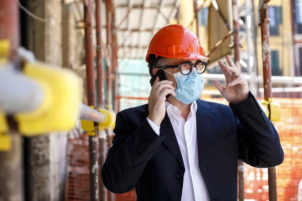 Engineer Stands City Construction Site Wearing Protective Helmet Surgical Mask — Stock Photo, Image