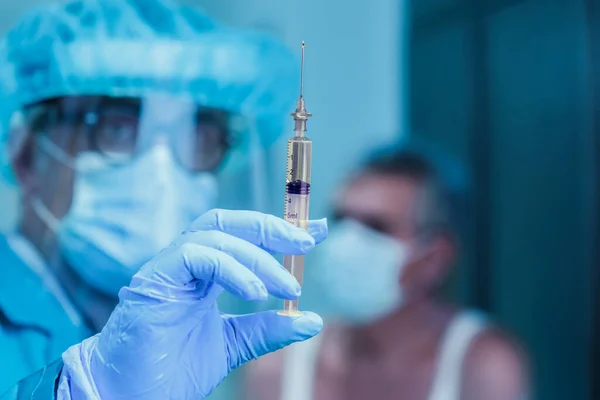 Doctor Wearing Medical Mask Holding Syringe Needle — Stock Photo, Image