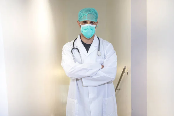 Hastane Koğuşunda Maskeli Şapkalı Bir Doktor — Stok fotoğraf