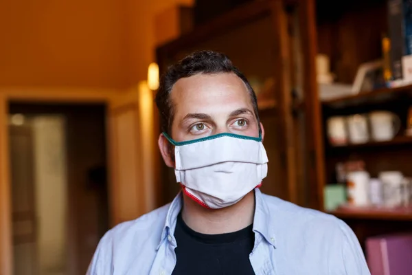 Homme Avec Masque Médical Dans Les Bras — Photo