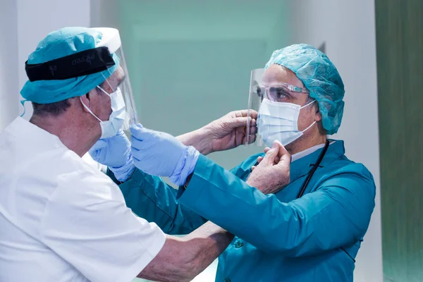 Retrato Dois Médicos Confiantes Usando Máscaras Protetoras — Fotografia de Stock