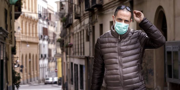Man Med Mask Promenader Öde Stad Italien Bär Resväska — Stockfoto