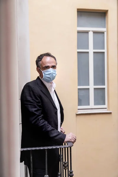 Manažer Ochrannou Obličejovou Maskou Smutně Vyhlíží Balkónu — Stock fotografie
