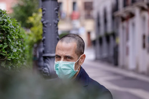 Homme Rasé Portant Masque Vert Sur Fond Urbain — Photo