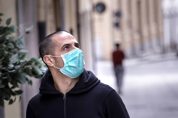 Homme Sweat Noir Porte Masque Gaze Protecteur Dans Toute Ville — Photo