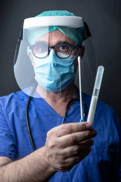 Lekarz Ochroną Chirurgiczną Niebieskim Fartuchem Laboratoryjnym Pokazuje Wymaz Gardła Izolowany — Zdjęcie stockowe