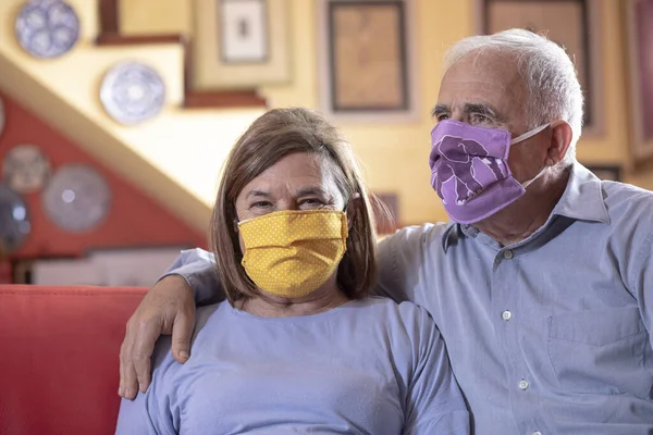 Älteres Paar Mit Schönen Gesichtsmasken Entspannt Auf Dem Sofa Hause — Stockfoto