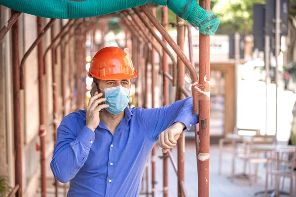 Inženýr Stojí Poblíž Městského Staveniště Ochrannou Helmou Chirurgickou Maskou Při — Stock fotografie