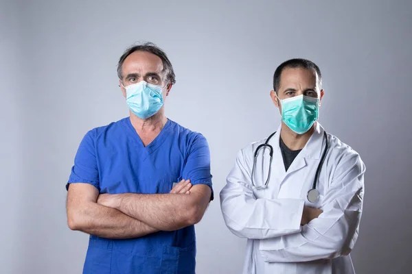 Maskeli Birkaç Doktor Beyaz Arka Planda Izole Edilmiş — Stok fotoğraf
