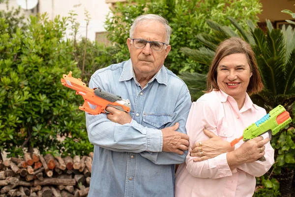 Cerrahi Maskeli Yaşlı Bir Çift Sıradan Giysiler Bahçesinde Birbirlerini Tabancasıyla — Stok fotoğraf