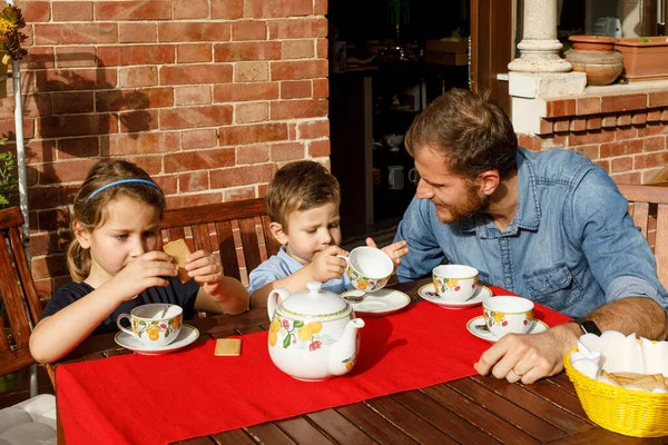 Father Kids Eating Cookies — Stock Photo, Image