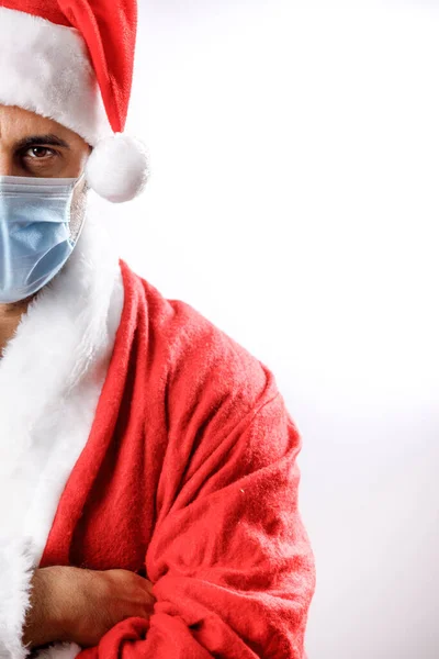 Santa Claus Con Máscara Quirúrgica Aislado Sobre Fondo Blanco —  Fotos de Stock