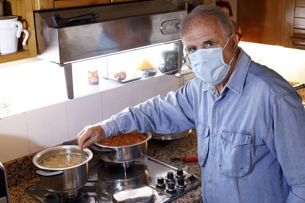 Starszy Mężczyzna Masce Gotujący Domu Podczas Kwarantanny Koronawirus Covid Koncepcja — Zdjęcie stockowe
