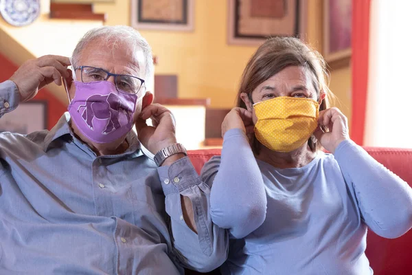 Elderly Couple Wearing Nice Face Masks Relaxes Sofa Home — Stock Photo, Image