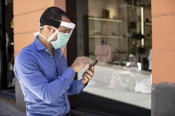 Man Med Casual Klädd Mask Skyddar Sig Staden När Man — Stockfoto