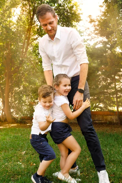 Glücklicher Vater Mit Kindern Park — Stockfoto
