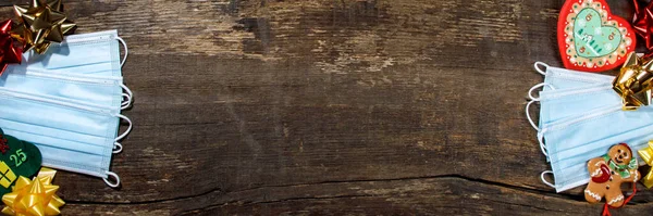 Деревянный Фон Декоративными Элементами Рождественских Хирургических Масок — стоковое фото