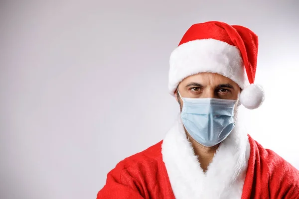 Ameliyat Maskeli Noel Baba Beyaz Arka Planda Izole Edilmiş — Stok fotoğraf