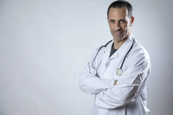 Koyu Tenli Beyaz Önlüklü Siyah Saçlı Doktor Beyaz Arka Planda — Stok fotoğraf