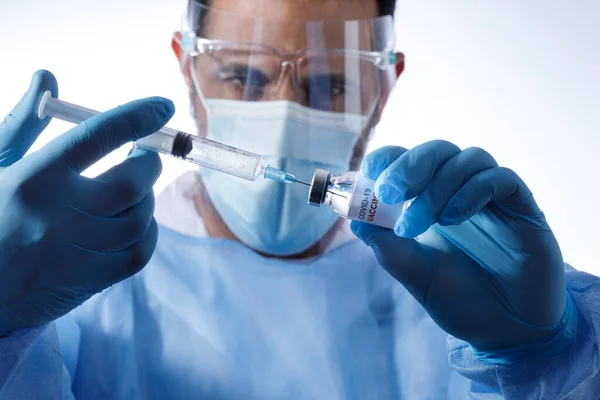 Doktor Chirurgickou Maskou Latexovými Rukavicemi Vyzvedne Antivirovou Vakcínu Skleněné Injekční — Stock fotografie