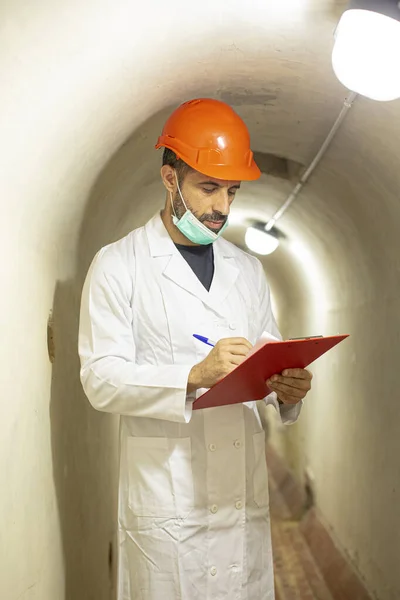 Engineer Protective Helmet Surgical Mask White Coat Holds Red Folder — Stock Photo, Image