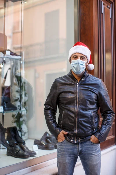 Homme Chapeau Père Noël Veste Cuir Masque Chirurgical Erre Travers — Photo