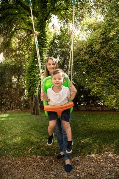 Glad Pojke Med Mamma Spelar Swing — Stockfoto