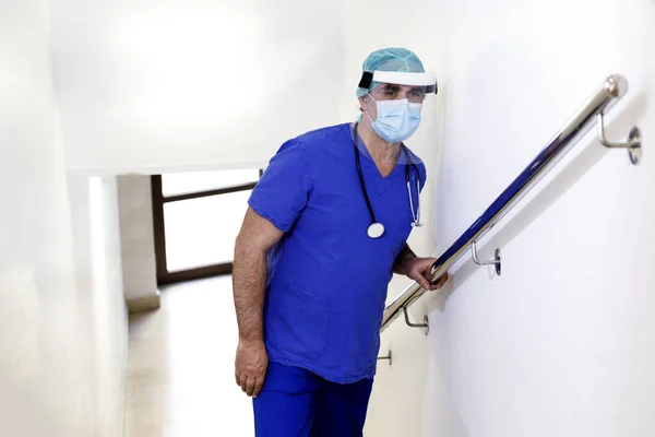 Läkare Blå Rock Med Skydd Och Ansiktsskydd Förstörd Trötthet Sjukhusavdelning — Stockfoto