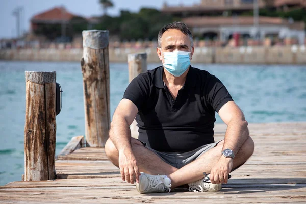 Man Vacation Dressed Casual Relaxes Seaside Resort Protected Facial Mask — Stock Photo, Image
