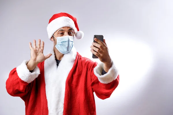 Papai Noel Com Máscara Cirúrgica Usa Seu Celular Para Fazer — Fotografia de Stock