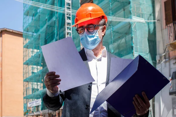 Ingenjör Byggnadsställningen Byggarbetsplats Han Bär Skyddande Hjälm Och Kirurgisk Mask — Stockfoto
