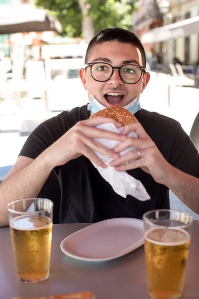 Człowiek Jedzący Fast Food Ulicznej Kawiarni — Zdjęcie stockowe