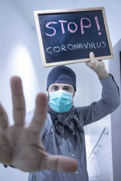 Homme Brun Costume Avec Masque Antivirus Montre Signe Contre Couronne — Photo