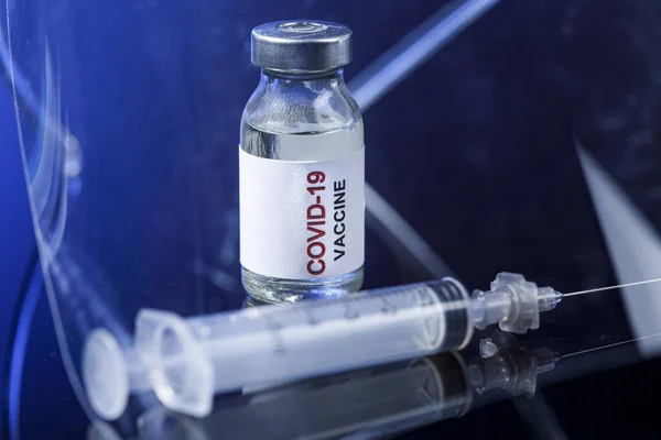 Bir Laboratuvar Masasının Yansıtıcı Yüzeyine Yerleştirilmiş Covid Aşısı — Stok fotoğraf