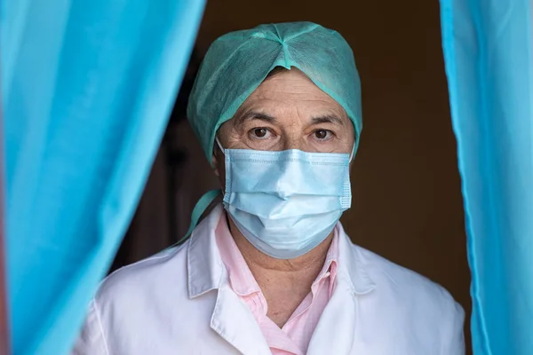 Koruyucu Maske Takıp Kameraya Bakan Kıdemli Bir Doktorun Portresi — Stok fotoğraf