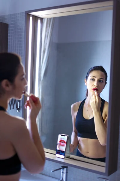 Vacker Brunett Flicka Tittar Handledning Badrummet Framför Spegeln Hur Man — Stockfoto