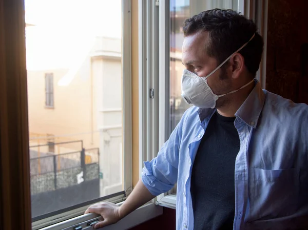 Homme Avec Masque Médical Est Assis Fenêtre Maison — Photo