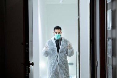 Ofisteki işadamı, hastalıktan ve virüsten korunmak için maskeyle çalışmaya zorlanıyor.