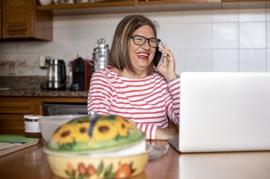 Evinde rahat olan yaşlı bir kadının portresi.