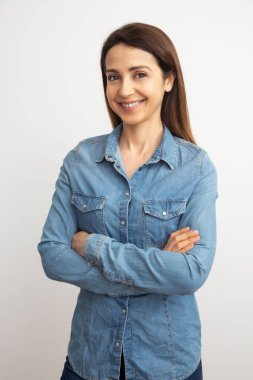 Beyaz arka planda kot gömlekli güzel esmer kız.