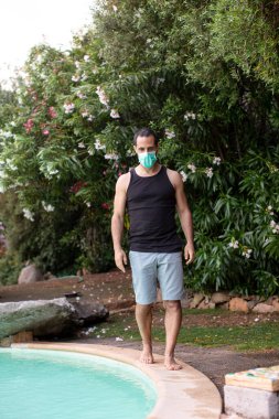 Tatilde, şapkalı ve cerrahi maskeli ölü bir adam otelin havuzunda dinleniyor.