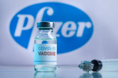 Arkadaki Coronavirus aşı şişesi ilaç şirketinin markası.