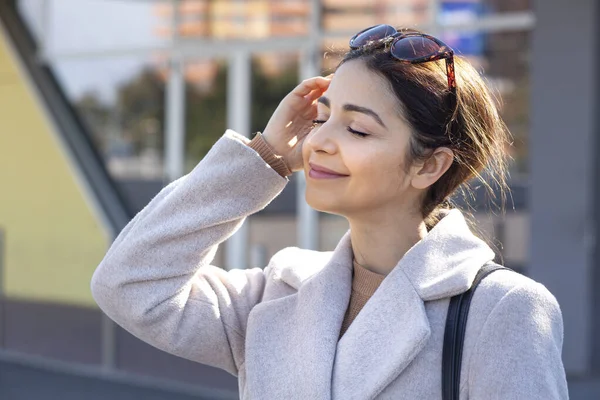 Schöne Mädchen Mantel Und Sonnenbrille Lächelt Sanft Vor Dem Hintergrund — Stockfoto