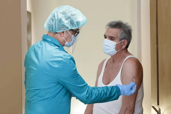 Läkare Vaccinerar Patienten Sjukhuskliniken — Stockfoto