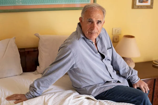 Старший Мужчина Сидящий Спальне — стоковое фото