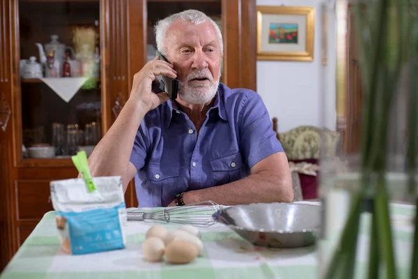 Senior Muž Mluvit Mobilním Telefonem Při Vaření Jídlo Kuchyni — Stock fotografie