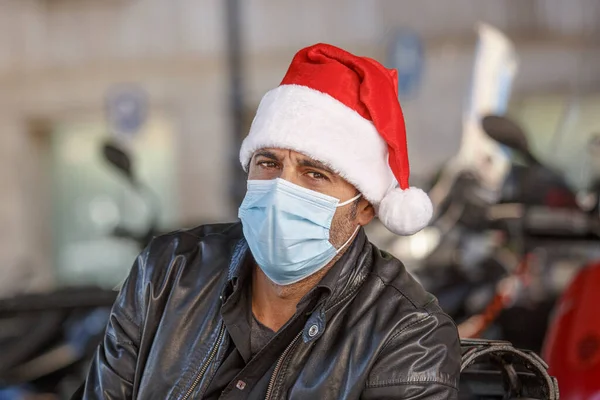 Man Santa Hat Leather Jacket Surgical Mask Urban Setting — Stock Photo, Image