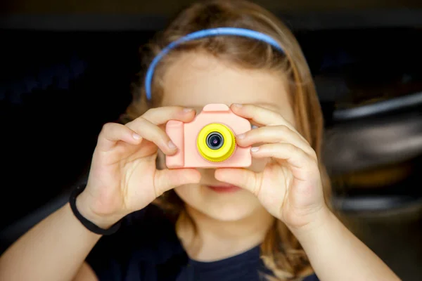 Elinde Sarı Bir Kamera Tutan Kız Yaklaş Seçici Odaklan — Stok fotoğraf