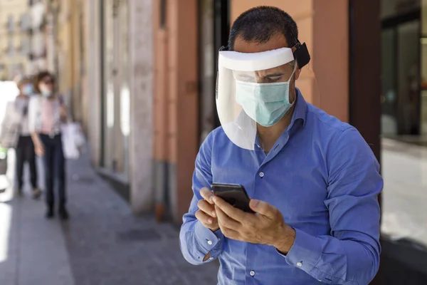 Man Med Blå Skjorta Ansikte Mask Och Plexiglas Skärmen Skickar — Stockfoto